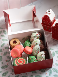 KERSTASSORTIMENT 2025

KERSTBOX
Deze luxe kerstbox staat fantastisch op de kersttafel, maar is ook super om onder de boom te leggen 🎄

5 verschillende luxe lekkernijen in echte kerstsmaken.
Van Amerikaanse klassiekers tot elegante Franse macarons, het zit in deze box.

4x “American Style” Chocolade-Pepermunt koeken. Rijke en smeuïge koeken met klassieke Amerikaanse kerstsmaken
4x Linzer koekjes met gemaakt met pistache en frambozenjam. Lekker en cute!
4x Amandel-Vanille pinwheel kerstkoeken, vorig jaar een favoriet, dus dit jaar weer toegevoegd!
2x kerstboom cakepops! Ook van Amerikaanse oorsprong. Gemaakt met een heerlijk zachte vulling van cake en crème aan de binnenkant en gedipt in de allerlekkerste Callebaut chocolade!
4x sneeuwvlok-macarons gevuld met een ganache van witte chocolade op smaak gebracht met steranijs, kruidnagel, vanille en sinaasappel. Echt een winterse topper dus!

Vanaf vandaag bestelbaar voor maar €29,95. Wil je een groter aantal bestellen, laat mij dit vooral even weten!

KERSTCUPCAKES 
Ontzettend leuk op tafel of ook om weer weg te geven of mee te nemen naar familie. In de all-time favoriete smaak vanille óf gingerbread. 

4 cupcakes voor €12,50, grotere aantallen zijn altijd mogelijk!

Op te halen op 24 december tussen 15-16 uur, of in overleg.

Reserveren kan t/m zondag 21 december! Wees er snel bij, want ik heb maar beperkt plek 😊🥰