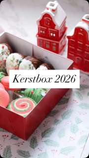 Wil je echt eens uitpakken met kerst?

Deze luxe kerstbox staat fantastisch op de kersttafel, maar is ook super om onder de boom te leggen 🎄

5 verschillende luxe lekkernijen in echte kerstsmaken.
Van Amerikaanse klassiekers tot elegante Franse macarons, het zit in deze box.

4x “American Style” Chocolade-Pepermunt koeken. Rijke en smeuïge koeken met klassieke Amerikaanse kerstsmaken
4x Linzer koekjes met gemaakt met pistache en frambozenjam. Lekker en cute!
4x Amandel-Vanille pinwheel kerstkoeken, vorig jaar een favoriet, dus dit jaar weer toegevoegd!
2x kerstboom cakepops! Ook van Amerikaanse oorsprong. Gemaakt met een heerlijk zachte vulling van cake en crème aan de binnenkant en gedipt in de allerlekkerste Callebaut chocolade!
4x sneeuwvlok-macarons gevuld met een ganache van witte chocolade op smaak gebracht met steranijs, kruidnagel, vanille en sinaasappel. Echt een winterse topper dus!

Vanaf vandaag bestelbaar voor maar €29,95. Wil je een groter aantal beatellen, laat mij dit vooral even weten!

Te bestellen t/m zondag 21 december. Op te halen op 24 december tussen 15-16 uur, of in overleg.