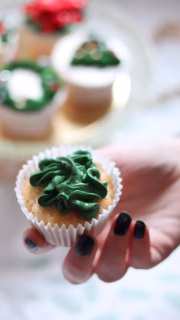 Deze week komt mijn kerstassortiment online! 

En daar zitten deze beauties ook in!

Een doosje van 4 cupcakes, prachtig verpakt en dus ook ook heel geschikt om cadeau te geven kost maar €12,50 

Te bestellen t/m 21 december, op te halen op 24 december tussen 15 en 16 uur, of in overleg. 

Hou vooral mijn pagina in de gaten voor de de details van de cupcakes en de rest van mijn assortiment! 

#assen #aaenhunze #drenthe #kerst2025 #kerstcupcakes #sweetsdrenthe #sweetsbestellen #crowncakes