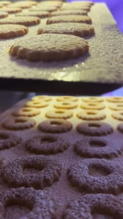 En toen was het jaar alweer voorbij! 

2025 was écht een fantastisch jaar! 

Een fantastisch trouwseizoen waarbij ik tientallen leuke bruidsparen heb geholpen aan hun bruidstaart🤍

Vaste klanten weer heb mogen voorzien van een mooie verjaardagstaart, cupcakes of andere lekkernijen💖

Nieuwe klanten heb verwelkomd en hopelijk tot een vaste klant heb mogen maken! 🫶

En zelfs vakantiegangers heb voorzien van de mooiste gebakjes in onze prachtige provincie Drenthe. 

Niet alle taarten en gebakjes komen er voorbij in deze reel, daar waren het er gewoon teveel voor! Maar dat betekent niet dat ik niet trots ben op het gebak wat ik voor jou gemaakt heb! Soms staat het gewoon niet eens op de foto 🫣. 

Heb je jouw gebak voorbij zien komen? Geef gelijk ff een like! ❤️

#itsawrap #womeninbusiness #bakersofinstagram