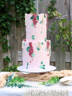 Het bruiloftseizoen gaat bijna van start! Ondertussen heb ik de meeste bruidsparen al gesproken voor komend seizoen en komen er nog een paar proeverijmomenten aan. Dan zit ik echt vol voor 2026 en ga ik van voorbereidingen naar uitvoering! Wil je nog één van de laatste plekjes bemachtigen voor dit jaar, neem dan snel contact met mij op. In het weekend van 7-8 maart heb ik nog 1 plekje vrij voor een proeverijafspraak.

Deze mooie taart is onderdeel van mijn 2026 collectie! Waarin gebruik van kleur niet geschuwd wordt!

#bruidstaartspecialist #bruidstaartdrenthe #bruidstaartinspiratie #crowncakesnl #trouwen2026