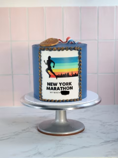 Taart met een tweeluik! 

Voor sportieve Wybren werd er door zijn echtgenote een leuke taart bedacht met zowel de marathon van New York als de Iron Man als thema. Op een klassieke basis werd hier door mij een geheel van gemaakt. 

Simpel, maar chique! 

#taartopmaat #drenthe #verjaardagstaart #themataart