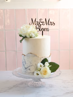 Het bruidsseizoen is officieel van start gegaan voor mij! De komende maanden is het vol aan de bak voor zo ontzettend veel leuke mensen! Afgelopen weekend had ik mijn laatste proeverijen voor dit seizoen en, als alle stellen akkoord gaan met de gestuurde offertes zit ik dan ook helemaal vol dit seizoen voor bruidsgebak. Na september heb ik weer ruimte en starten de proeverijen voor het jaar erop ook weer. Er is dan plek voor winterbruiloften en natuurlijk andere mooie taarten. Binnen het bruidsseizoen neem ik mondjesmaat andere opdrachten aan zoals verjaardagstaarten en taarten voor andere gelegenheden, wil je je verzekeren van een plekje, laat mij het dan ook zo snel mogelijk weten! 

De topper is van mijn favoriete topper-leverancier @mggraveerkunst
De mooie rozen zijn van @bloembinderijheidi 

#bruidsseizoen2026 #bruidstaartspecialist #bruidstaartdrenthe #bruidstaartideeën
