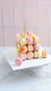 Nieuw in het assortiment: de macaronkubus!

Een verfijnde blikvanger voor ieder moment. Met 30 ambachtelijke macarons – 27 perfect gevormd tot een strakke kubus en 3 elegant gepresenteerd op het bord.

Kies tot 3 smaken en creëer jouw eigen luxe combinatie.

€69,95

#macarons #luxurydesserts #highendbakery #patisserie #desserttable