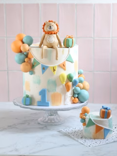 Herkent iemand dit schattige leeuwtje? Gebaseerd op het favoriete knuffeltje van jarige Yuki. 

Samen met het verjaardagsthema is het een ontzettend feestelijke taart geworden! 

#taartbestellendrenthe #taartopmaatassen #verjaardagstaart #assen #aaenhunze