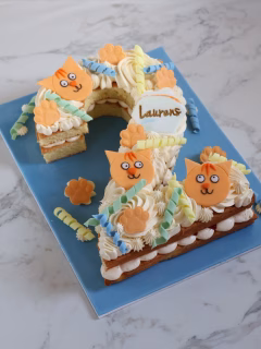 We doen weer even een rondje cijfertaarten, want ze zijn zo leuk! 

Nog steeds ontzettend populair, en dus veel verkocht. Startprijs is €45,- en je kan er ongeveer met 10 mensen van eten (het is een beetje afhankelijk van het cijfer). 

Ondanks mijn volle agenda heb ik vaak nog wél ruimte voor een cijfertaart, schroom dus niet om contact met mij op te nemen! 

#cijfertaartdrenthe #verjaardagstaart #kindertaart #themataart #taartbestellendrenthe