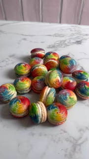 Ik ben al helemaal in vakantiesferen! Deze macarons helpen daar wel ontzettend bij! 

Hier zie je hoe ik deze kleurige macarons maak. Dit zijn de ultieme regenboog macarons, maar ik pas deze techniek bij vrijwel al mijn macarons toe. Het is stabiel, vrolijk en speels. 

Voor alle vakantiegangers: hele fijne vakantie! We zien elkaar weer midden augustus!