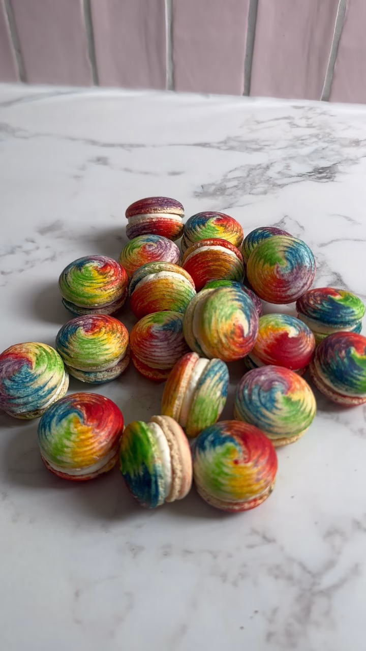 Ik ben al helemaal in vakantiesferen! Deze macarons helpen daar wel ontzettend bij!
Hier zie je hoe ik deze kleurige macarons maak. Dit zijn de ultieme regenboog macarons, maar ik pas deze techniek bij vrijwel al mijn macarons toe. Het is stabiel, vrolijk en speels.
Voor alle vakantiegangers: hele fijne vakantie! We zien elkaar weer midden augustus!
