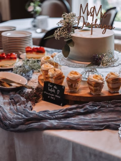 Ik heb weer práchtige foto’s gekregen van een lief bruidspaar! Mooie sfeerfoto’s met de sweet table als middelpunt. Zachte blauw met wit tinten geven zo’n fris en chique geheel! 

Veel geluk samen 🤍🩵

Locatie @dehavixhorst 

#sweettabledrenthe #bruidstaartdrenthe #trouwenin2026 #trouwenin2027 #crowncakesnl