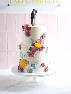 Ik heb de leukst bruidsparen met de mooiste wensen vind ik! Deze stijl is ongekend populair onder mijn bruidsparen en dat is natuurlijk niet gek als je zelf ook helemaal gek bent van Botercrème bloemen.

Gaan jullie trouwen in 2027 en ben je op zoek naar een romantische bruidstaart? Stuur mij vooral even een DM.