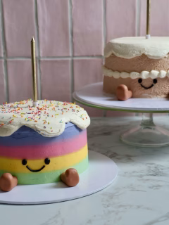 Jellycats zijn overpriced knuffels die nu vreselijk populair zijn! Net als met vele andere trends onder kinderen snap ik ook deze niet, maar ze leveren wel de schattigste taartjes op! De achterste taart kreeg ook nog verse aardbeien, maar dat mocht mijn jarige peetdochter zelf doen!
#jellycatcake #verjaardagstaart #themataart #crowncakesnl #cutecake