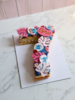 Voor deze verjaardag mocht ik helemaal los met een vrolijke Stitch-thema set! Een rijkelijk gedecoreerde cijfertaart vol tropische bladeren, bloemen en natuurlijk de nodige Stitch-details, met bijpassende cupcakes om het feest compleet te maken. 

#CrownCakes #Cijfertaart #StitchTaart #Verjaardagstaart #TaartOpMaat