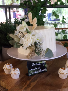 Nog zo’n mooie sweet table! Met eigenlijk alle favorieten van mijn lijst. Cakesicles, mini cupcakes, tartelettes en natuurlijk macarons. 

Wat zien jullie graag terug op de sweet table? 

#sweettabledrenthe #bruidstaartdrenthe #bruidstaartgroningen #crowncakesnl