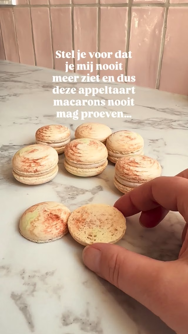 Deze ‘appeltaart’ macarons zijn onderdeel van de sweet table die ik vandaag lever in Veenhuizen bij het Verenigingsgebouw. 

Gemaakt met een appelgelei en kaneelcrème is de smaak onmiskenbaar herfstig. Superlekker! 

#Sweettabledrenthe #drenthe #bruidstaartspecialistdrenthe #macarons